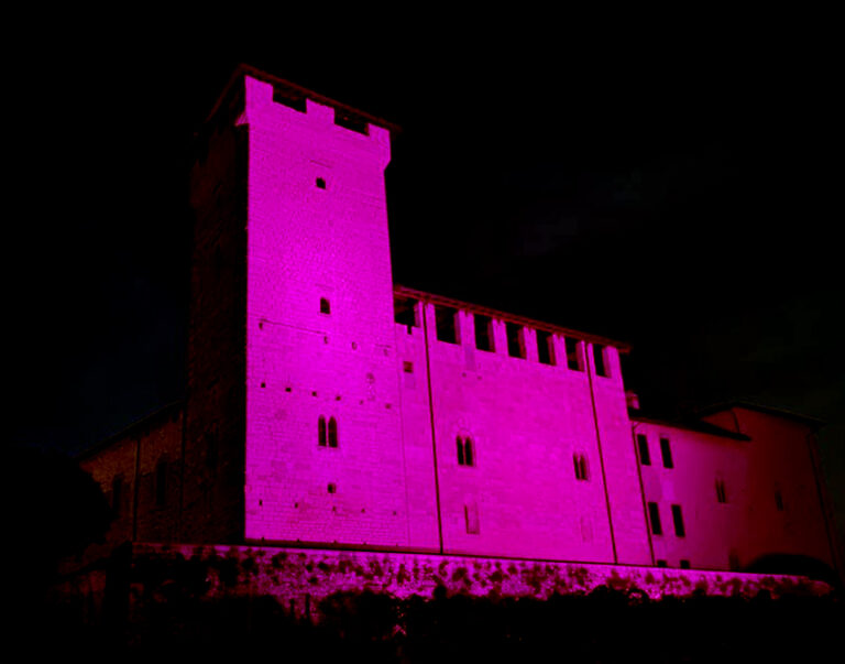 illuminazione castello in rosa